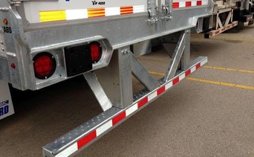 Rear impact guard on tractor trailer